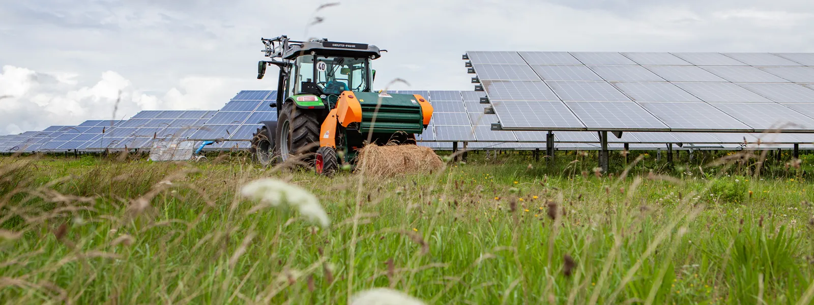 Traktor für die extensive Landwirtschaft im Solarpark