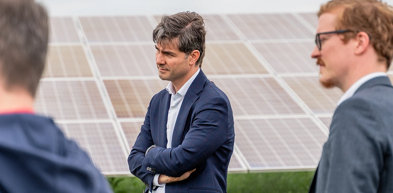 Mark Helfrich im Solarpark mit extensiver Agri-PV