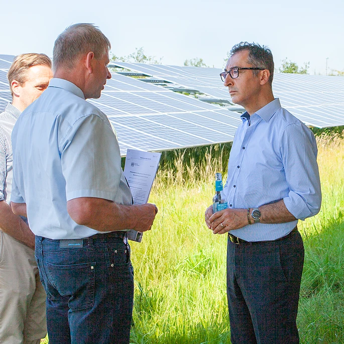 Cem Özdemir im Gespräch mit dem Bauernverband im Solarpark